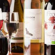 バランスの取れたアロマが心地よい赤のタンブラニィ、熟した果実の香りで楽しむ白ワインのコンドールアンディーノトロンテス…etc。品揃え豊富で、ワインがお好きな方にオススメしたいモノばかり取り揃えています。
