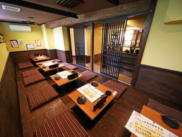 シックな木目調の店内。落ちついた時間を過ごせます