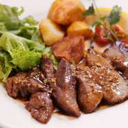 厳選された食材をつかい、味わい豊かでオリジナリティーに富んだ料理が揃う【 とりとワイン　ごえもん】。2名～少人数様でのご予約から使用可能なクーポンもご用意しています。