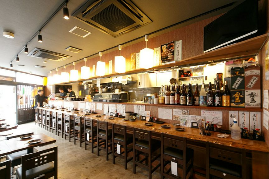 仕事帰りにお一人で「ちょい飲み」を楽しむ方も多い店です