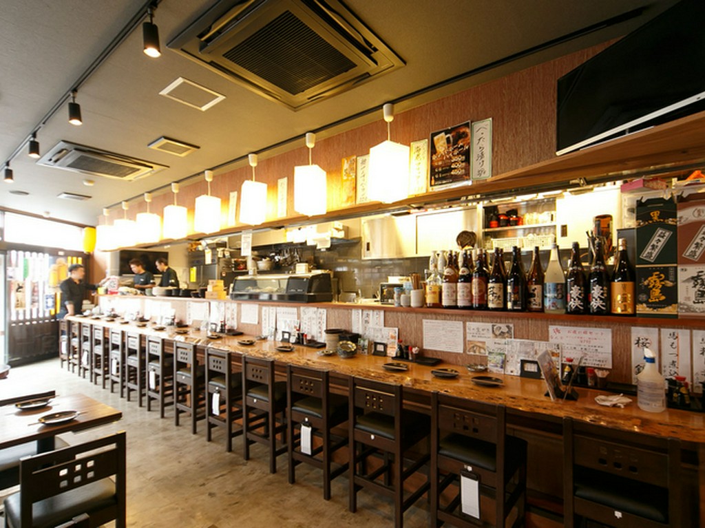 仕事帰りにお一人で「ちょい飲み」を楽しむ方も多い店です