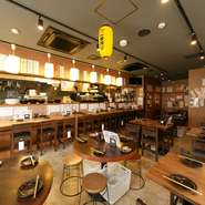 古き良き昭和の居酒屋の雰囲気を醸す店内には、「提灯」や「短冊メニュー」など、酒好きが落ち着いて呑める王道の大衆酒場的“仕掛け”が。この雰囲気を気に入って常連となる地元の老若男女も多いのだとか。