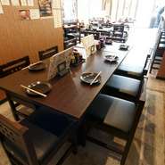 客層は大半が仕事帰りの男性。しかし、店を見渡すと女性の姿もちらほらと。ホッピーやサワーなどアルコール類が充実している点、種類が豊富なうえリーズナブルな料理メニューも女性客を増やしている理由のようです。