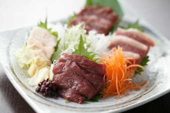 鮮度に自信ありの『馬刺し』※画像は「4種盛り」