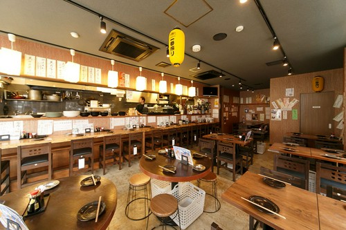 サラリーマンを中心に、お酒好きの男性で盛り上がる店内