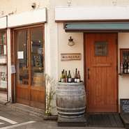 井の頭公園、そして井の頭公園駅はすぐ目の前。時間に余裕があるゲストなら吉祥寺駅から井の頭公園を抜けて訪ねる方も多いといいます。優しい温もりを感じる木の扉はヴァン・ナチュールへ誘う入り口でもあります。