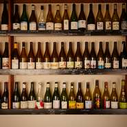 オーナー小平さんが自らの舌で味わい、厳選した自然派ワインは約150種。フランス産約6割、イタリア産約3割、そして国内産を約1割用意しています。日替わりのグラスワインは13種ほど。シーンに合わせて選べます。