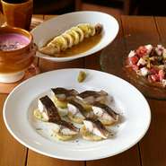 身体にやさしいナチュールワインには、身体にやさしい食材が好相性。フードメニューは、季節ごとに旬を迎える魚介類や有機農法で育てた野菜を使った色鮮やかな料理がバラエティ豊かに味わえます。