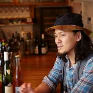 オーナー小平さんはアパレル業界出身。元は日本酒、焼酎党でしたが偶然飲んだ自然派ワイン『La Biancara』に魅せられて同店を開業しました。好きなことを貫く姿勢はゲストに寄り添うサービスにも発揮されています。