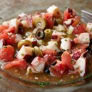 オリーブ、トマト、タコ、玉ねぎなどを合わせたマリネは、爽やかな味わいのナチュールワインとベストマッチ