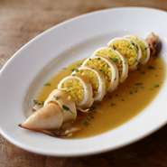 クミンやターメリックなど5種のスパイスを合わせて炊き込んだライスをイカの身に詰めた自家製いかめし