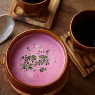 『ビーツと百合根とホタテのポタージュ』は、大きめにカットしたホタテと百合根の食感がアクセントに。