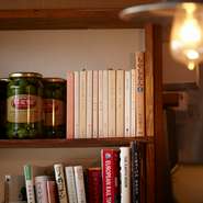 店の本棚にはワイン関連の書籍や雑誌が。ひとりで訪れるゲストに寄り添う何気ない気遣いが窺えます。