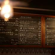 仕入れにより日替わりとなる料理は、毎日打ち出すペーパーメニューと黒板でチェック。