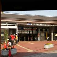 駅からすぐ、自然豊かな井の頭公園を臨み、閑静な住宅街を擁する好立地。日曜、祝日は15時～オープンです。