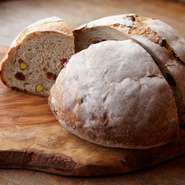 天然酵母でつくる自家製パンはオーナーの奥様が自宅で焼くお手製。数に限りがあるのでお早めに。