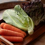 野菜はできるだけオーガニックなものを使うように心がけています。主に千葉県の富里ナナメファームさんから取り寄せる野菜を使っていますね。有機栽培の野菜はヴァン・ナチュールに通じるものがあります。