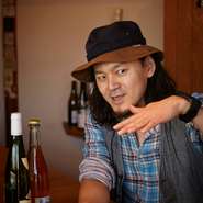 「ヴァン・ナチュールは決して敷居の高いものではなく、日常に溶け込むワイン。気軽に楽しんで欲しい」と話すオーナーの小平さん。ゲストがリクエストする「○○な感じ」をヒントに、最適なものを提供します。