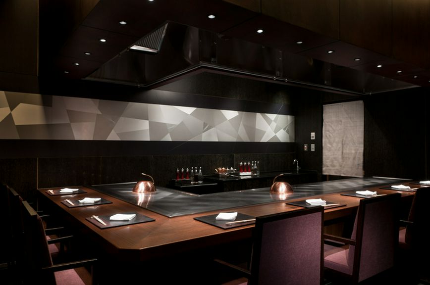 特別カウンターで職人がおつくりする鉄板焼・寿司」