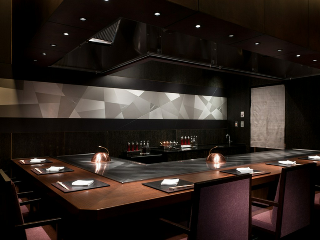 特別カウンターで職人がおつくりする鉄板焼・寿司」