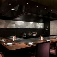 板長によるていねいで美しい懐石料理の他にも、鉄板焼専門のシェフ、寿司職人がそれぞれのカウンターでお迎えいたします。もちろんお客さまのお好みや召しあがるタイミングに合わせておもてなしいたします。