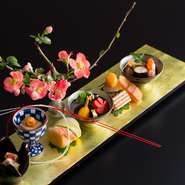 日本料理「水簾」でぜひ味わっていただきたいのが、国内外の一流料亭や日本料理店で研鑽を積んできた板長が手がける懐石料理。まるで芸術作品のような美しい色彩、そして繊細で奥深い味わいをご堪能ください。
