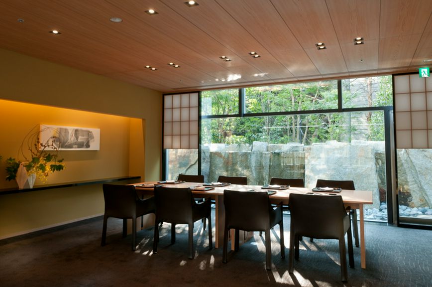 広々として温もりのある質感、プライバシーが尊重された特別個室