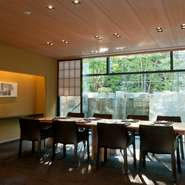 広々として温もりのある質感、プライバシーが尊重された特別個室