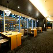 数寄屋造りのエッセンスを取り入れた店内は、クラシックとモダンが融合した洗練された雰囲気。隣接する日枝神社の豊かな自然に囲まれながら、ゆったりとした気分でお食事をお楽しみいただけます。
