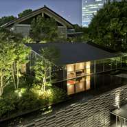 隣接する「日枝神社」の小高い丘に、かつて稀代の美食家・北大路魯山人主宰の料亭があったことから、魯山人のもてなしの心を継承するという思いを込めて、店内には直筆の書などが飾られています。
