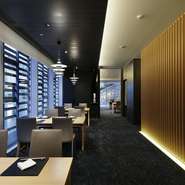 上品で落ち着いた雰囲気が、夜はまた一段とシックな空気に包まれる。美食に舌鼓を打ちながら、しっとりとした時間をお過ごしください。