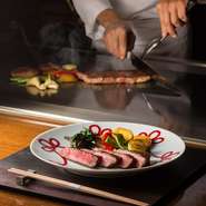 アミューズ/季節のサラダ/季節のスープ/魚介の鉄板焼/焼野菜/国産牛フィレ　または　サーロイン/食事　ガーリックライス　または　季節の食事/デザート/コーヒー