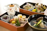 日本料理「水簾」懐石料理の世界観、味わいを凝縮した昼のお弁当。視覚的に美しいだけでなく、五感で四季を感じられます。