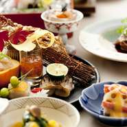 季節の彩りを大事にする日本料理。素晴らしい素材の力を活かす匠の技で、四季をお楽しみください。