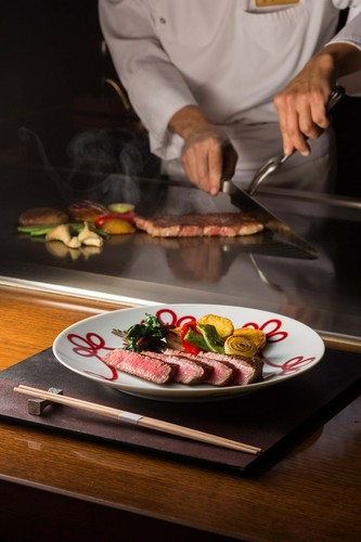 鉄板焼は味覚・視覚で職人技を堪能できる専用カウンターで