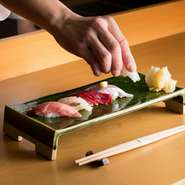 素材にこだわる日本料理「水簾」の寿司は、もちろん職人が握ります。極上のネタをご堪能ください。