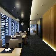 テーブル席は空間を広く取り配置され、木のあたたかみと大きな窓の開放感で、個室でなくてもゆったり。