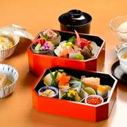 お昼にお出ししている『点心』（4114円）は、旬の素材をふんだんに活かした、その季節ならではの味覚を感じていただけるお弁当です。緑に囲まれた落ち着きのある空間で、ゆっくりお召し上がりください。