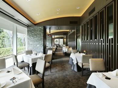 お二人の大切な時間を、艶やかな空間と華やかなお料理で彩ります