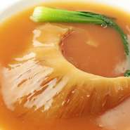 上質で厚みのあるふかひれ一枚を、白湯スープで7～8時間かけてじっくり煮込む『ふかひれの姿煮』。こってりとした濃厚な味わいが、お客さまにもご好評をいただいています。私自身も大好きな味のひとつです。