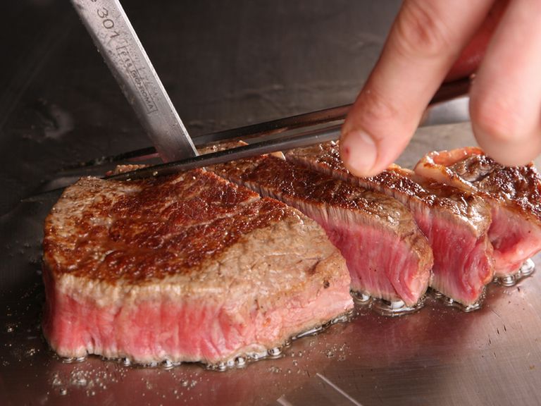 雰囲気抜群。池袋の本格的な鉄板焼きで、特別な日を！