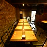 2階テーブル席は最大で22名が入れます。14名から貸切できるので、ちょっとした食事会や、小規模パーティーなどに最適。コースによっては、30種類以上のお酒から選べる飲み放題を付けることも可能です。