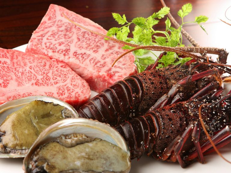 A5ランクのステーキと、広島から取り寄せる選りすぐりの海鮮