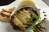 肝バター醤油ソースが絶妙！『鮑のソテー』