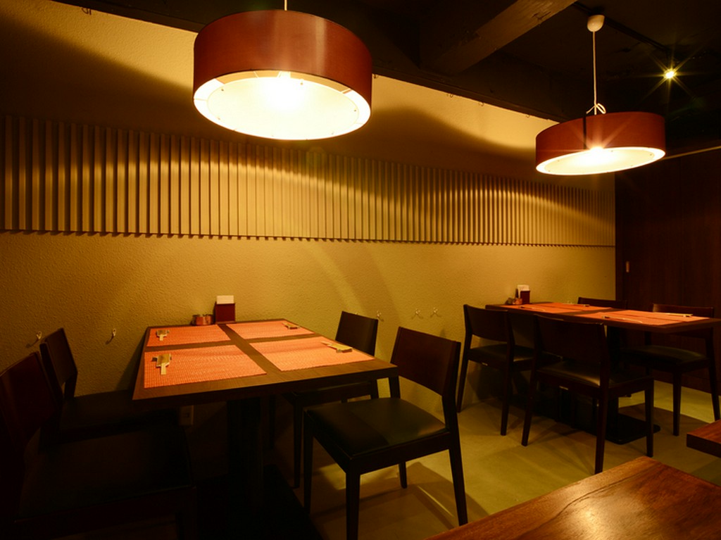 1階テーブル席からは、カウンター越しのシェフも見える