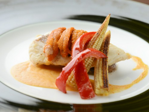 コース料理の1品『真鯛と生雲丹のポワレ』