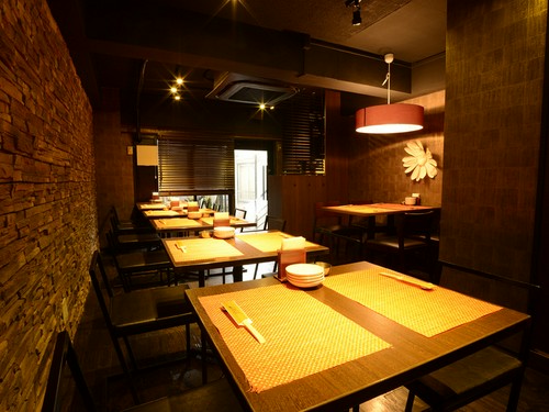 テーブル席中心の2階席