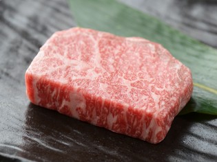 鉄板焼きならではの美味しさ。特選和牛ステーキ