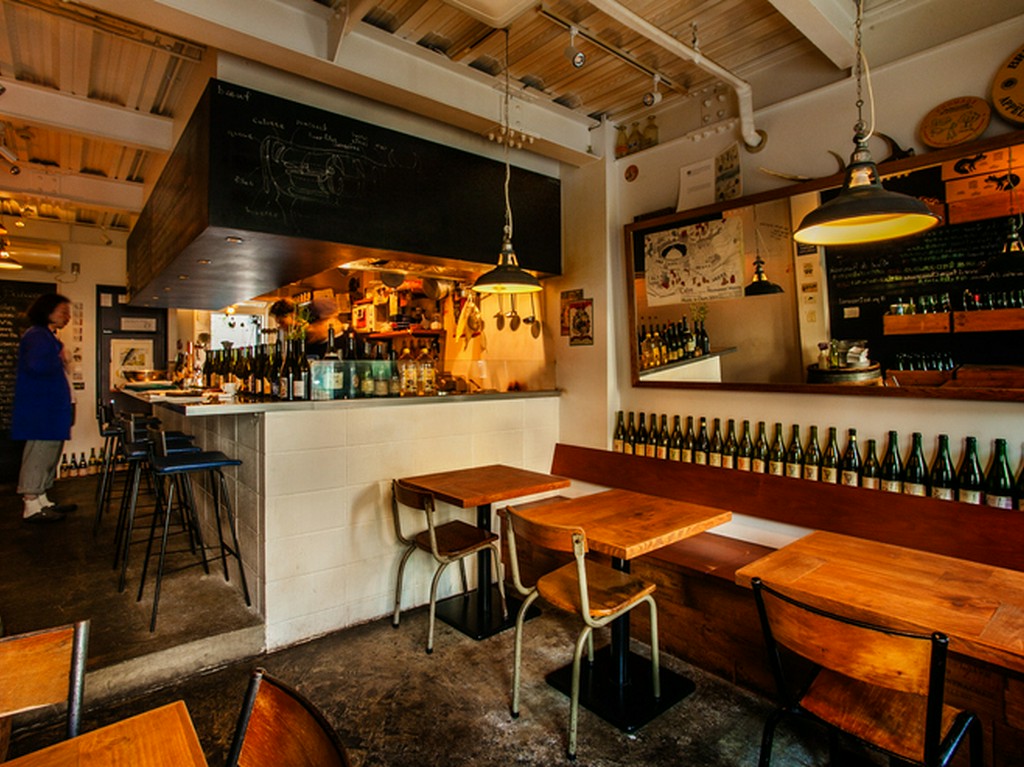 大皿料理を取り分けてグループで賑やかに