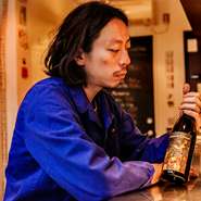 サービスを担当する柴山健矢さん。好みのイメージを伝えれば、個性豊かな自然派ワインから最良の一本を選んでくれます。料理との相性よりも、ワイン自体の味で選ぶのがこの店の楽しみ方。